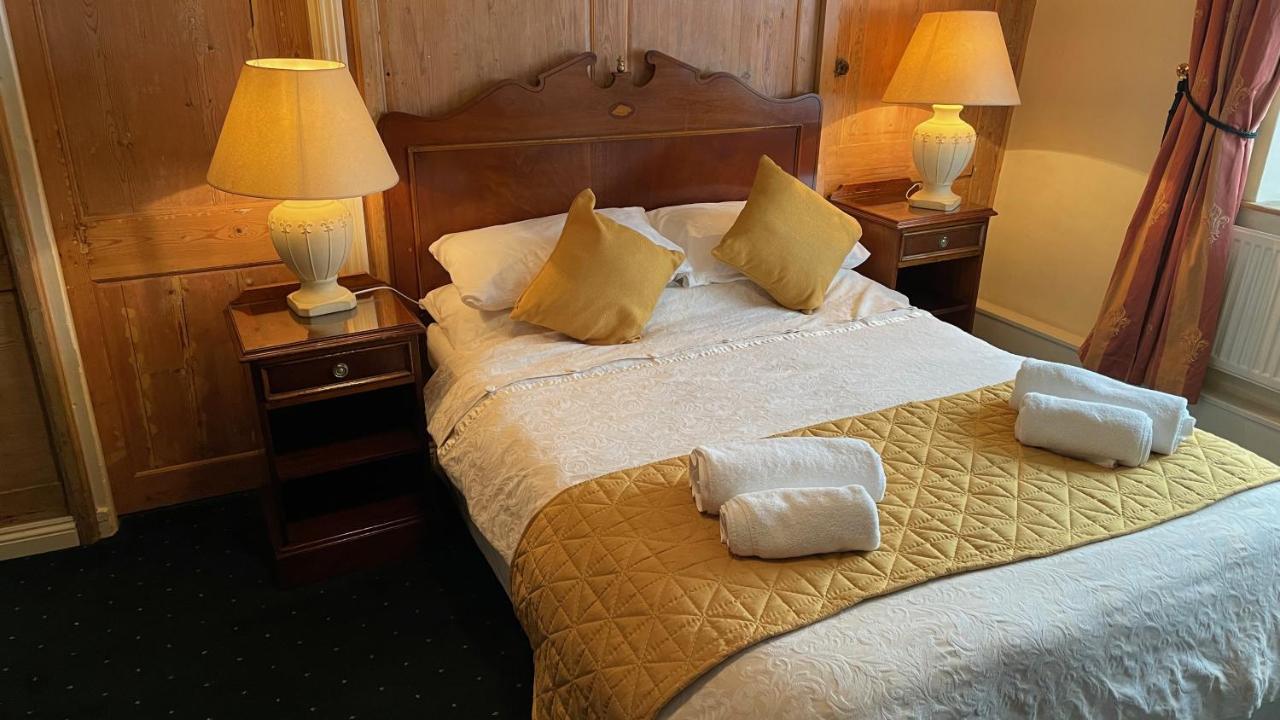 Crown Hotel Downham Market Exteriör bild